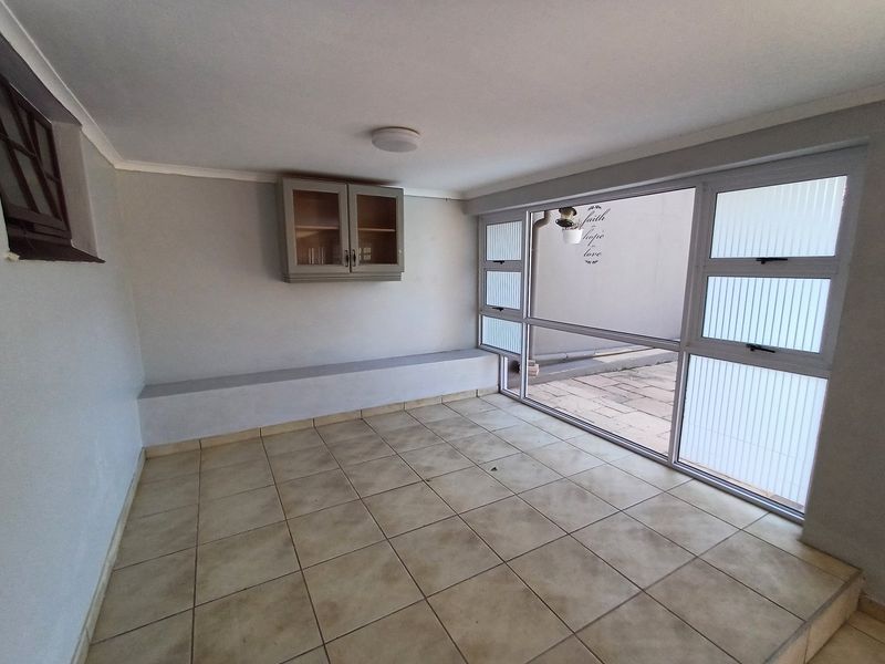 Peaceful, Spacious & Perfectly Positioned  A Must-See Duplex in Margate with a Private Pool! - Photo 8