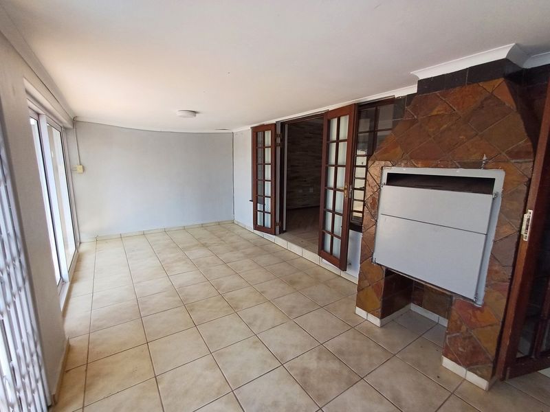 Peaceful, Spacious & Perfectly Positioned  A Must-See Duplex in Margate with a Private Pool! - Photo 7