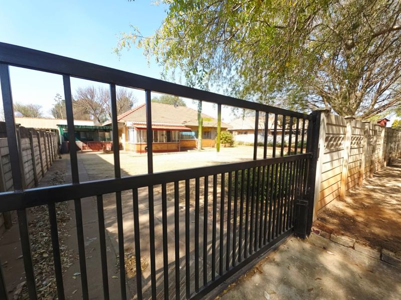 Well-Maintained Estate Home For Sale – Prime Location - Photo 10