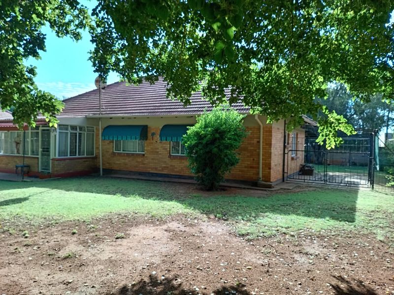 Well-Maintained Estate Home For Sale – Prime Location - Photo 2