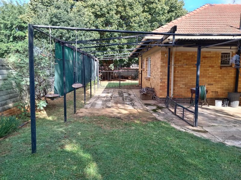 Well-Maintained Estate Home For Sale – Prime Location - Photo 7