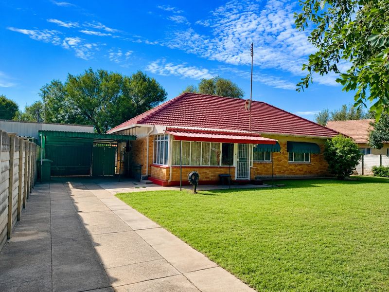 Well-Maintained Estate Home For Sale – Prime Location - Photo 1