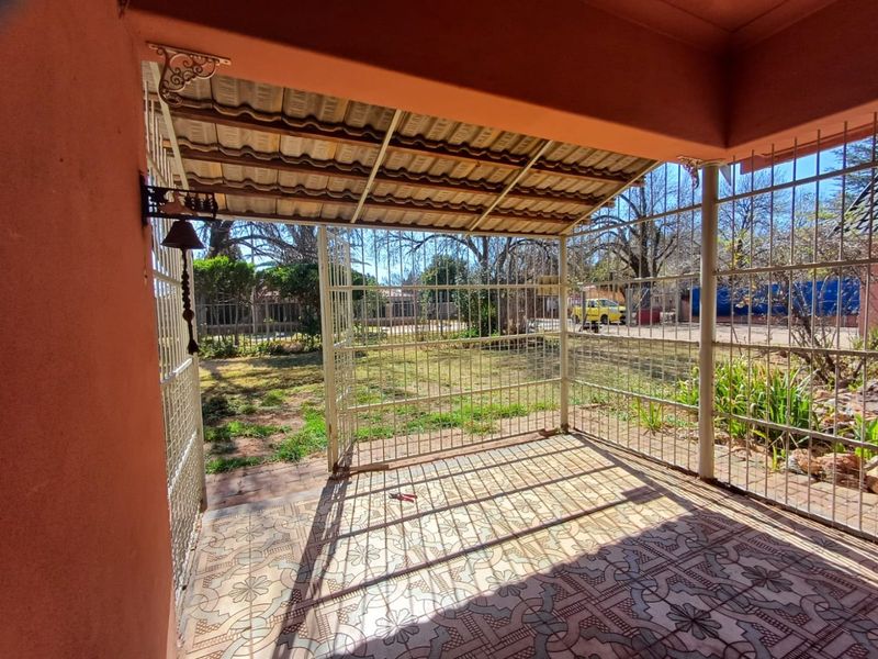 Charming 3-Bedroom Home with Flat for Sale in Meiringspark, Klerksdorp - Photo 3