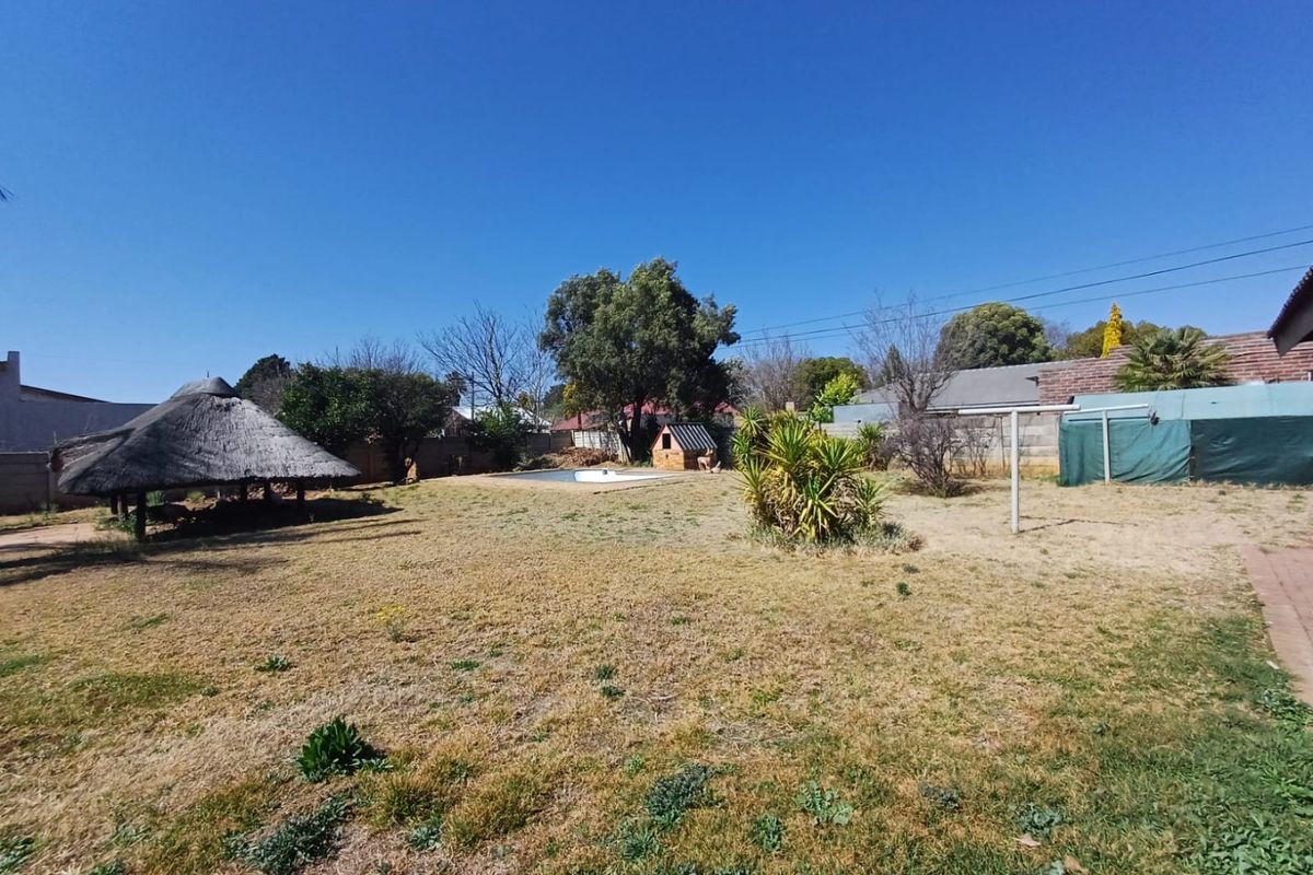 Charming 3-Bedroom Home with Flat for Sale in Meiringspark, Klerksdorp - Photo 5
