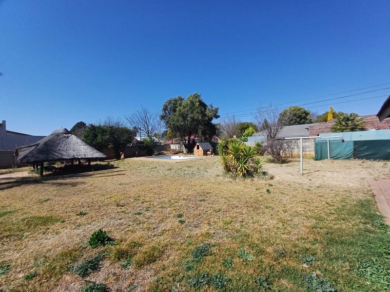 Charming 3-Bedroom Home with Flat for Sale in Meiringspark, Klerksdorp - Photo 5