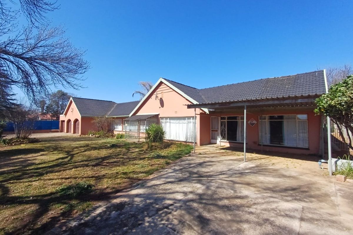 Charming 3-Bedroom Home with Flat for Sale in Meiringspark, Klerksdorp - Photo 2