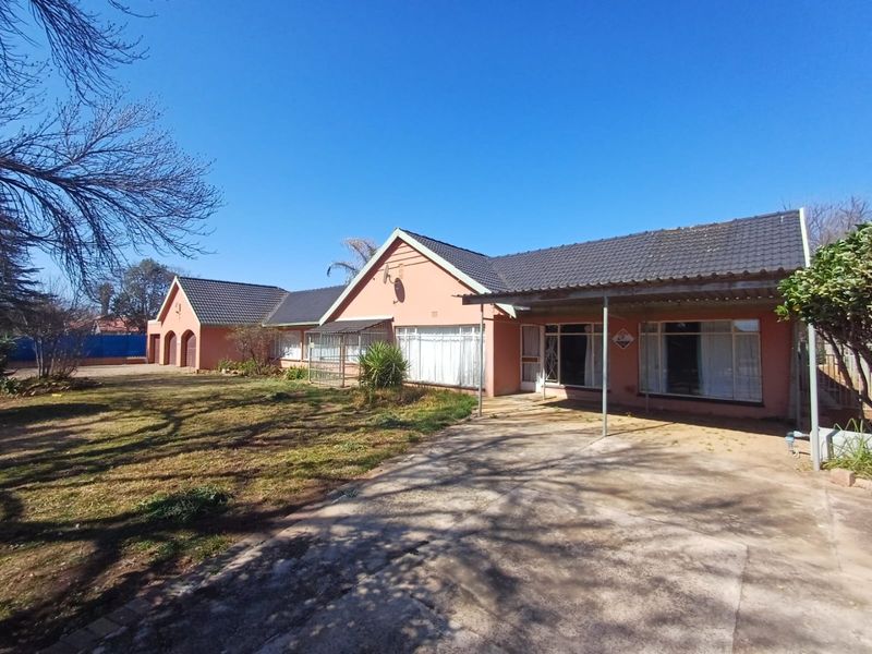 Charming 3-Bedroom Home with Flat for Sale in Meiringspark, Klerksdorp - Photo 2