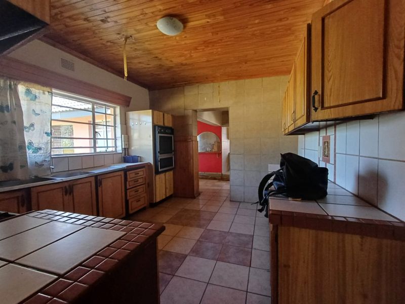 Charming 3-Bedroom Home with Flat for Sale in Meiringspark, Klerksdorp - Photo 10
