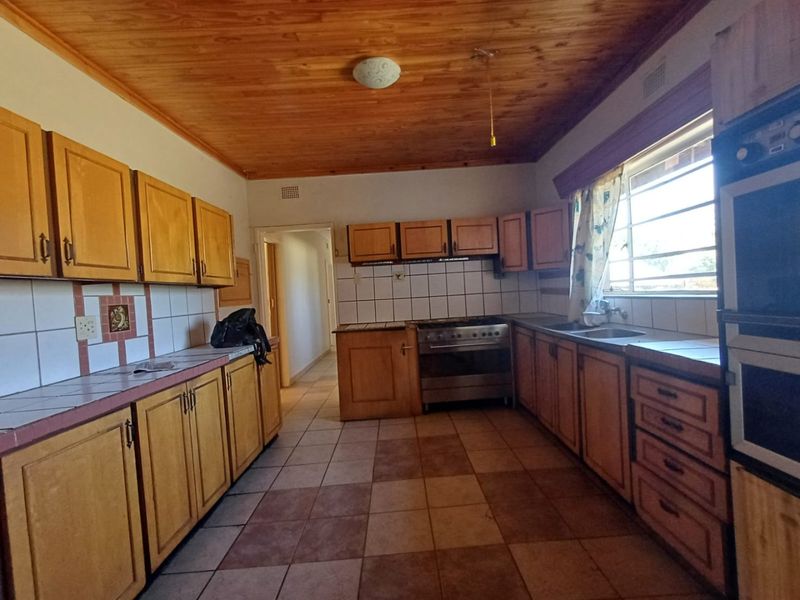 Charming 3-Bedroom Home with Flat for Sale in Meiringspark, Klerksdorp - Photo 9