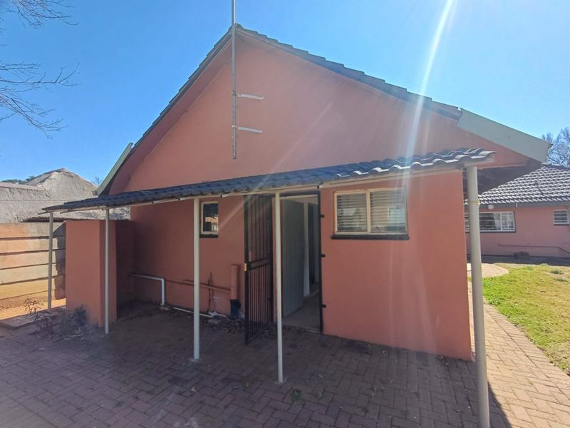 Charming 3-Bedroom Home with Flat for Sale in Meiringspark, Klerksdorp - Photo 8