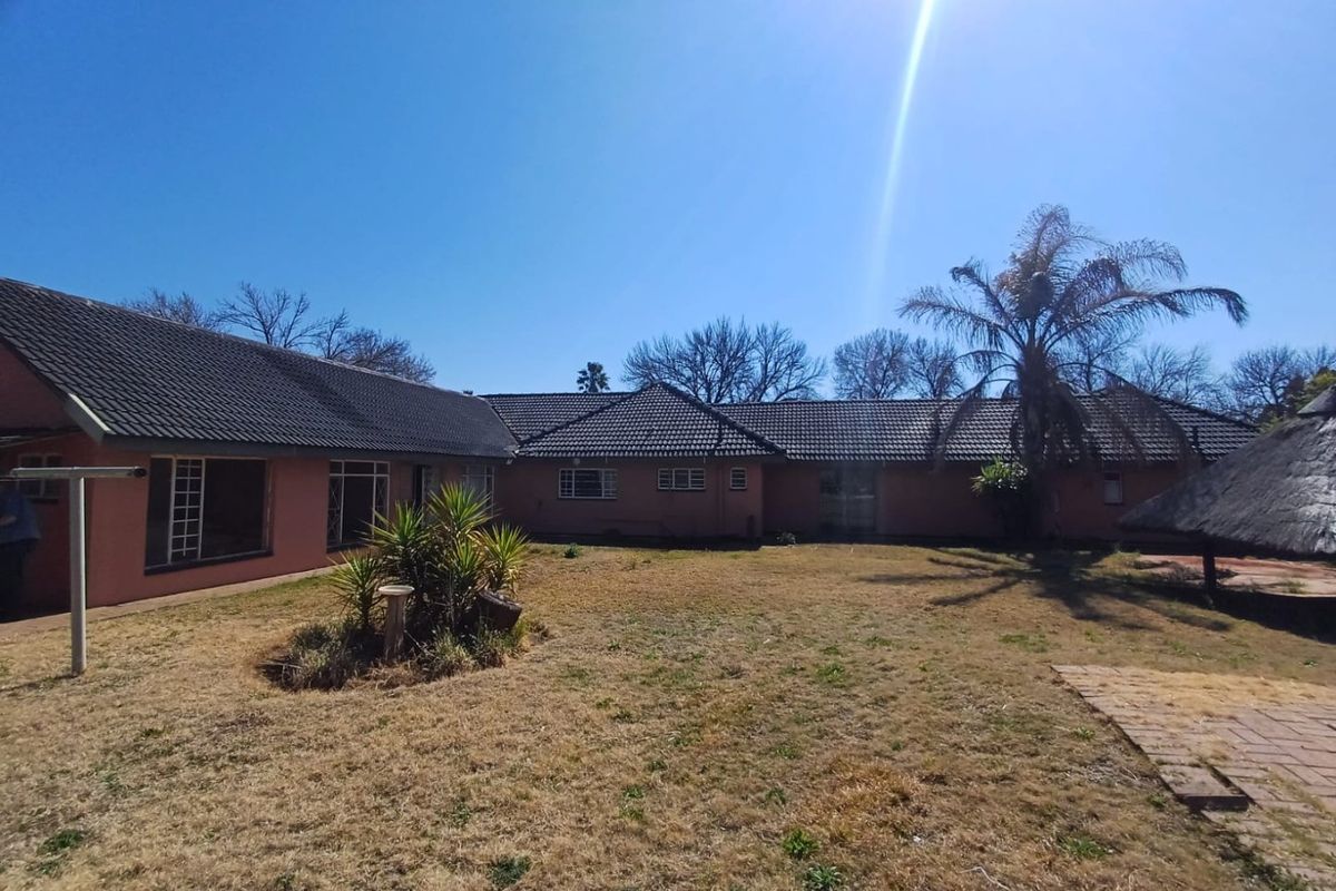Charming 3-Bedroom Home with Flat for Sale in Meiringspark, Klerksdorp - Photo 4