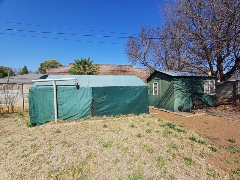 Charming 3-Bedroom Home with Flat for Sale in Meiringspark, Klerksdorp - Photo 7