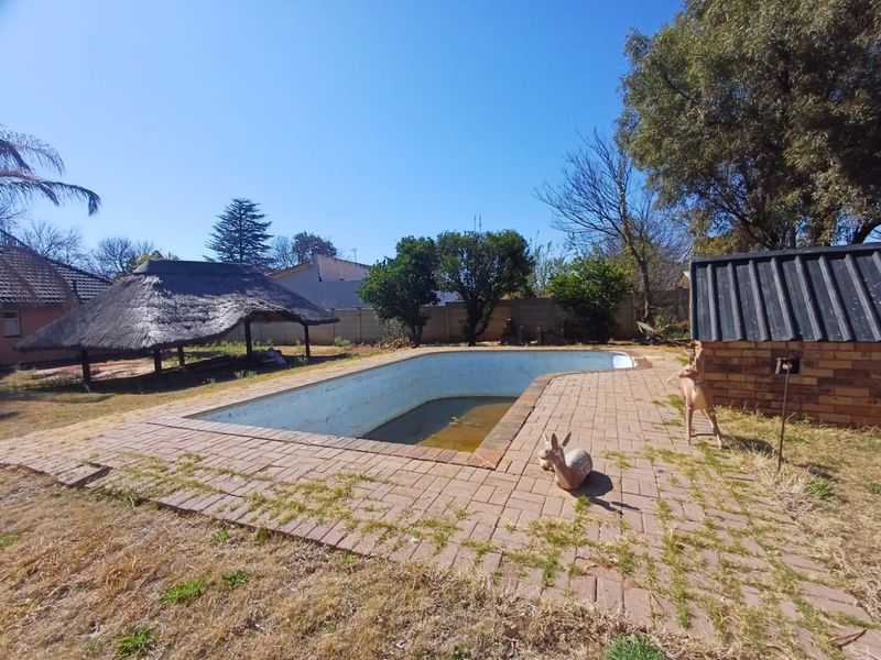 Charming 3-Bedroom Home with Flat for Sale in Meiringspark, Klerksdorp - Photo 6
