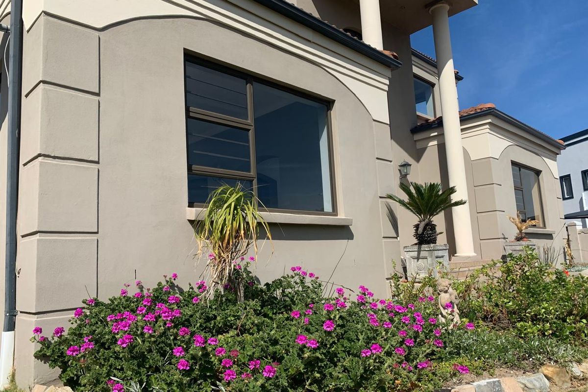 Stylish & Serene Family Gem in Cola Beach - Photo 3