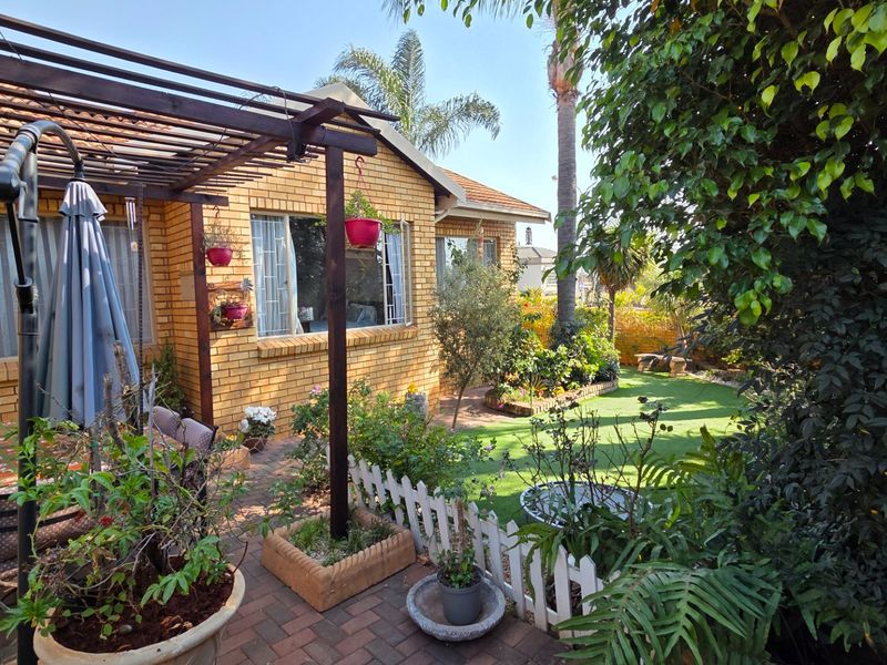 Secure, Stylish & Solar-Powered – Your Dream Home in Amberfield Crest Estate! - Photo 7