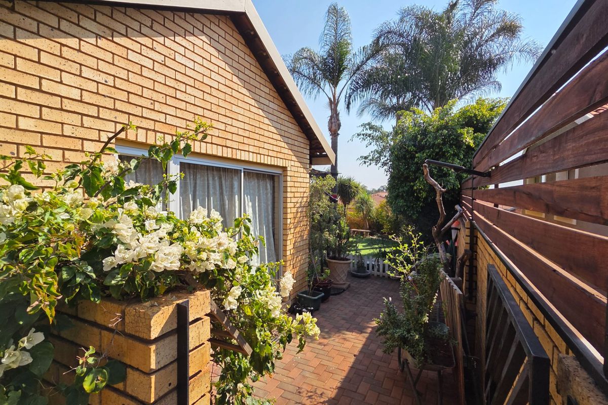 Secure, Stylish & Solar-Powered – Your Dream Home in Amberfield Crest Estate! - Photo 5