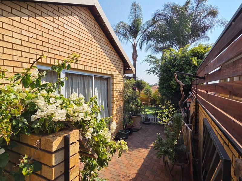 Secure, Stylish & Solar-Powered – Your Dream Home in Amberfield Crest Estate! - Photo 5