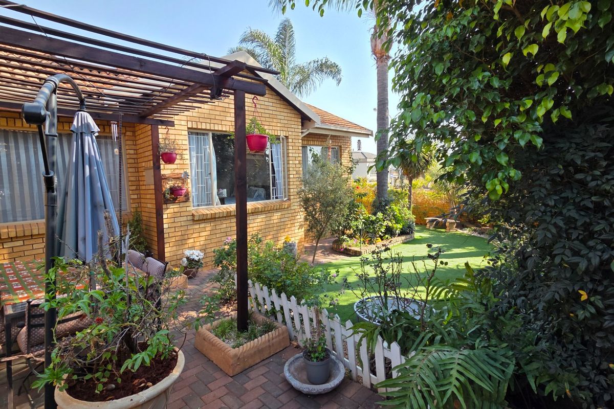 Secure, Stylish & Solar-Powered – Your Dream Home in Amberfield Crest Estate! - Photo 2