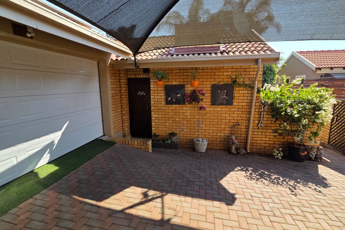 Secure, Stylish & Solar-Powered – Your Dream Home in Amberfield Crest Estate! - Photo 4