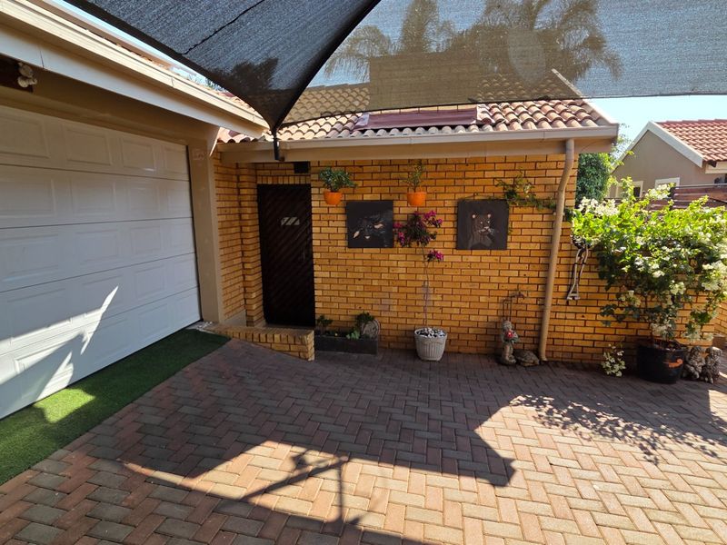 Secure, Stylish & Solar-Powered – Your Dream Home in Amberfield Crest Estate! - Photo 4