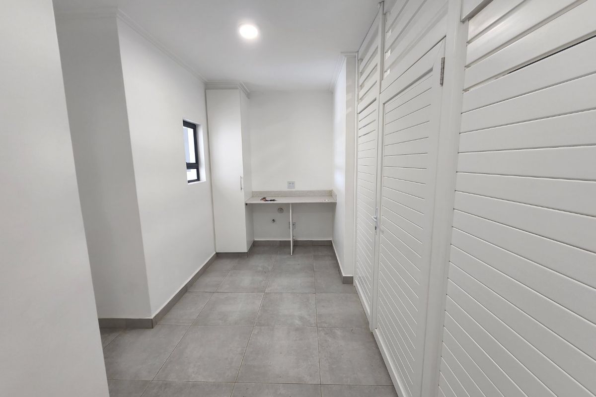Umhlanga- Parkside- modern 2 bedroom, 2 bathroom unit in sought-after Summer Ridge - Available 15th July/1st of August for a long term lease -  professional couple requiired - Photo 5