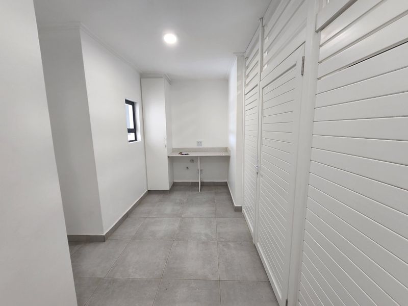 Umhlanga- Parkside- modern 2 bedroom, 2 bathroom unit in sought-after Summer Ridge - Available 15th July/1st of August for a long term lease -  professional couple requiired - Photo 5