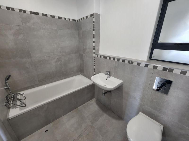 Umhlanga- Parkside- modern 2 bedroom, 2 bathroom unit in sought-after Summer Ridge - Available 15th July/1st of August for a long term lease -  professional couple requiired - Photo 8