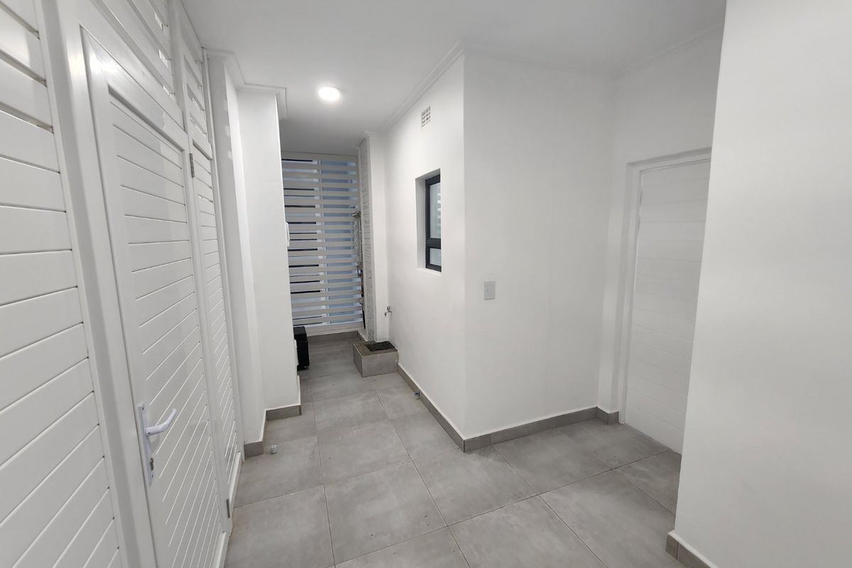 Umhlanga- Parkside- modern 2 bedroom, 2 bathroom unit in sought-after Summer Ridge - Available 15th July/1st of August for a long term lease -  professional couple requiired - Photo 4