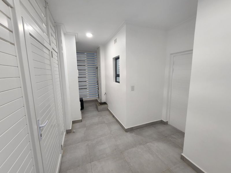 Umhlanga- Parkside- modern 2 bedroom, 2 bathroom unit in sought-after Summer Ridge - Available 15th July/1st of August for a long term lease -  professional couple requiired - Photo 4