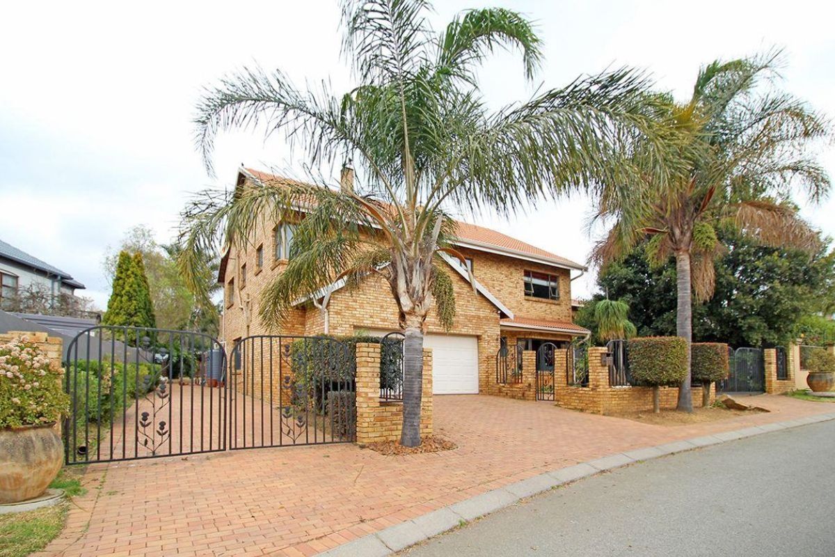 Amazing massive 5 Bedroom, 5 Bathroom Family Home (plus Flat) in Secure Thornhill Estate - Photo 2