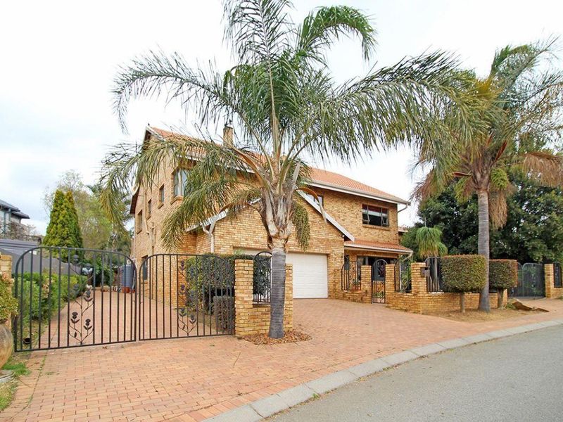 Amazing massive 5 Bedroom, 5 Bathroom Family Home (plus Flat) in Secure Thornhill Estate - Photo 2