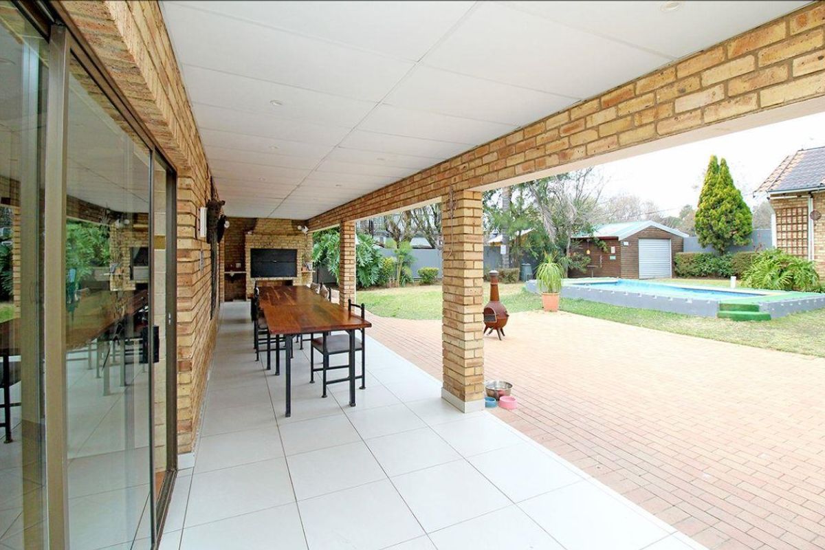 Amazing massive 5 Bedroom, 5 Bathroom Family Home (plus Flat) in Secure Thornhill Estate - Photo 5