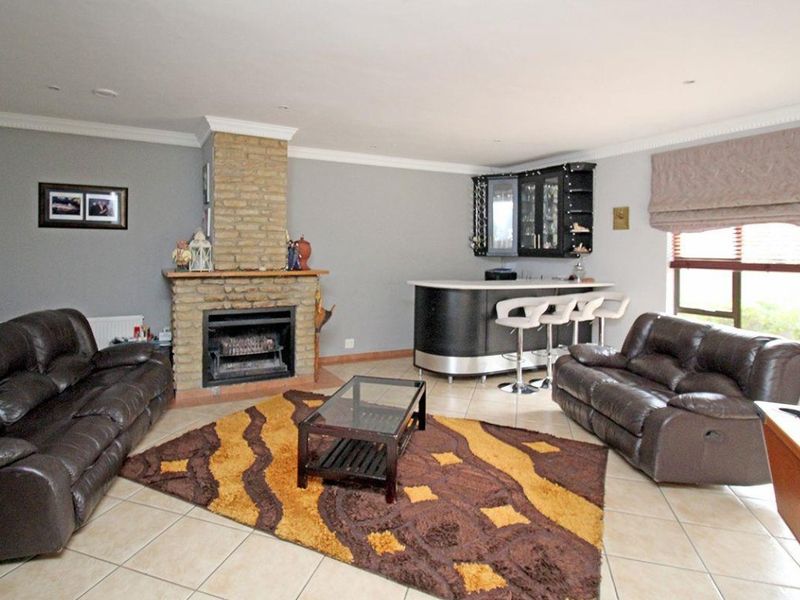 Amazing massive 5 Bedroom, 5 Bathroom Family Home (plus Flat) in Secure Thornhill Estate - Photo 10