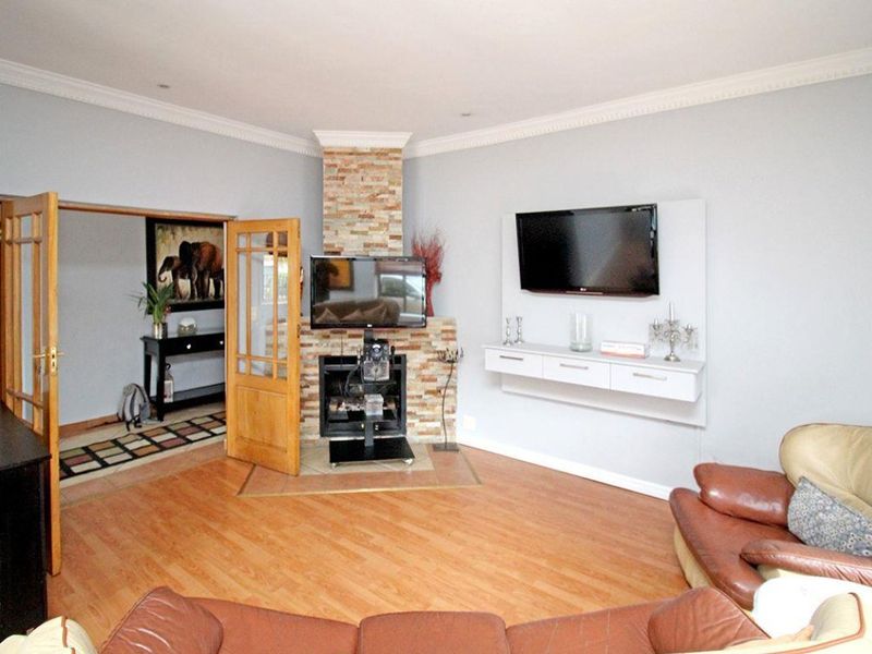 Amazing massive 5 Bedroom, 5 Bathroom Family Home (plus Flat) in Secure Thornhill Estate - Photo 8