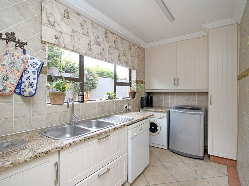 Amazing massive 5 Bedroom, 5 Bathroom Family Home (plus Flat) in Secure Thornhill Estate - Photo 7