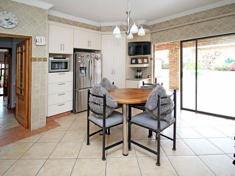 Amazing massive 5 Bedroom, 5 Bathroom Family Home (plus Flat) in Secure Thornhill Estate - Photo 6