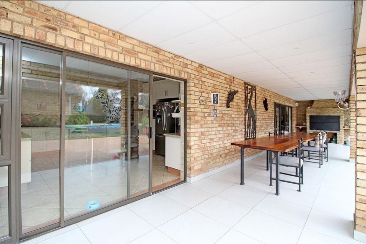 Amazing massive 5 Bedroom, 5 Bathroom Family Home (plus Flat) in Secure Thornhill Estate - Photo 4