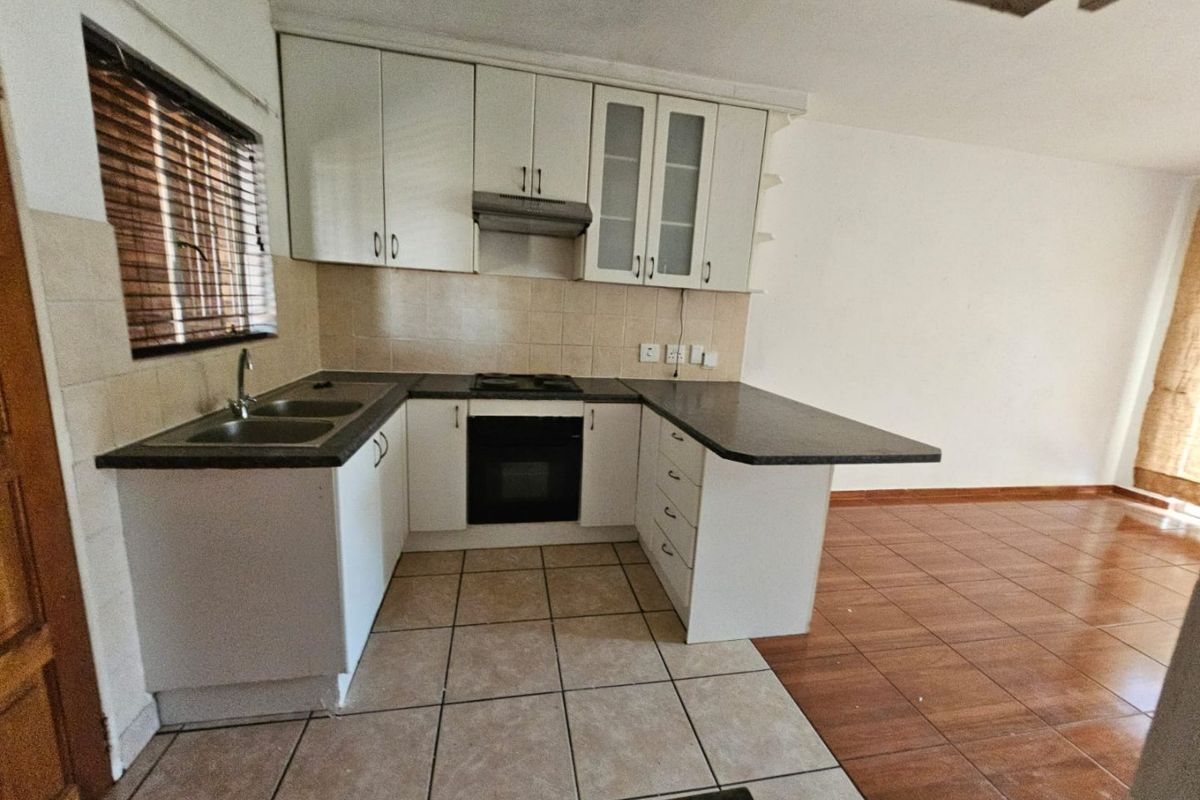 A Beautiful 2 Bedroom 1 bathroom ground floor unit for sale in Heuwelsig - Photo 4