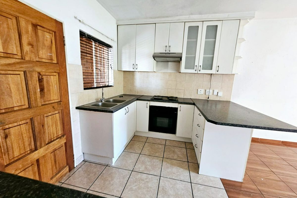 A Beautiful 2 Bedroom 1 bathroom ground floor unit for sale in Heuwelsig - Photo 2