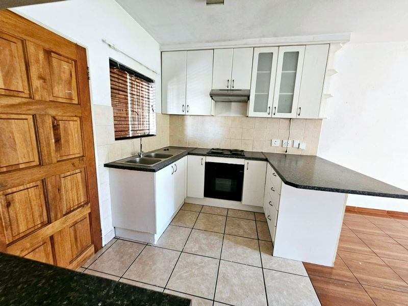 A Beautiful 2 Bedroom 1 bathroom ground floor unit for sale in Heuwelsig - Photo 2