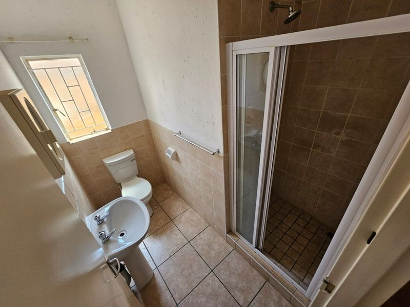 A Beautiful 2 Bedroom 1 bathroom ground floor unit for sale in Heuwelsig - Photo 8