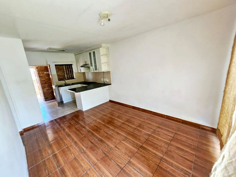 A Beautiful 2 Bedroom 1 bathroom ground floor unit for sale in Heuwelsig - Photo 6