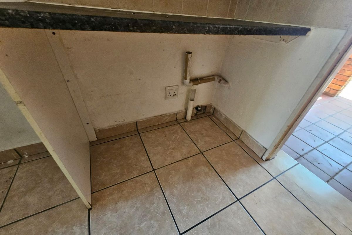 A Beautiful 2 Bedroom 1 bathroom ground floor unit for sale in Heuwelsig - Photo 5