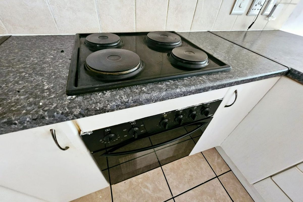 A Beautiful 2 Bedroom 1 bathroom ground floor unit for sale in Heuwelsig - Photo 3