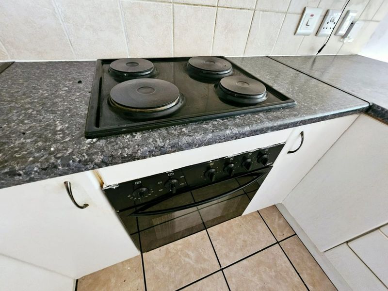 A Beautiful 2 Bedroom 1 bathroom ground floor unit for sale in Heuwelsig - Photo 3