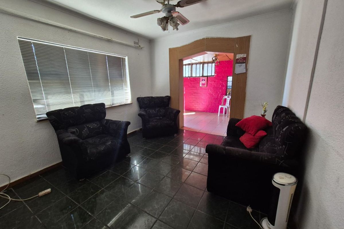 Welcome to this well-located home that offers plenty of potential for the right buyer. - Photo 5