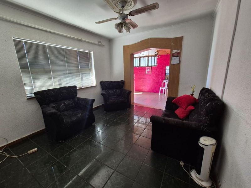 Welcome to this well-located home that offers plenty of potential for the right buyer. - Photo 5