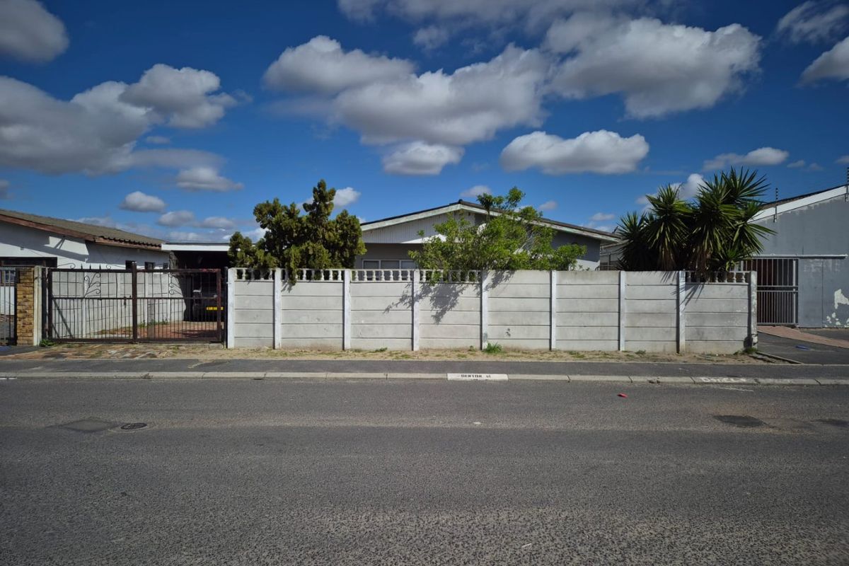 Welcome to this well-located home that offers plenty of potential for the right buyer. - Photo 2