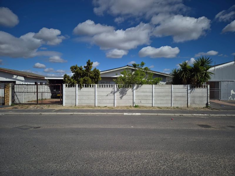 Welcome to this well-located home that offers plenty of potential for the right buyer. - Photo 2