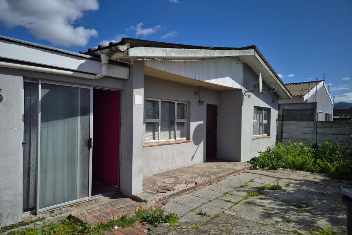 Welcome to this well-located home that offers plenty of potential for the right buyer. - Photo 3